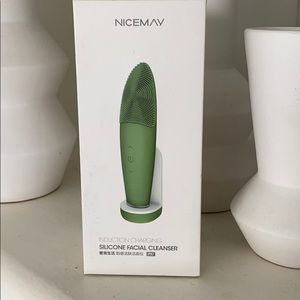 Silicone facial cleaner